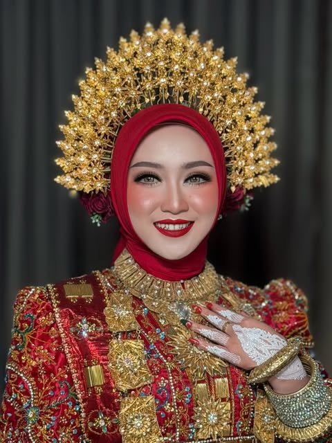 Pengantin dengan baju bodo merah dan mahkota emas