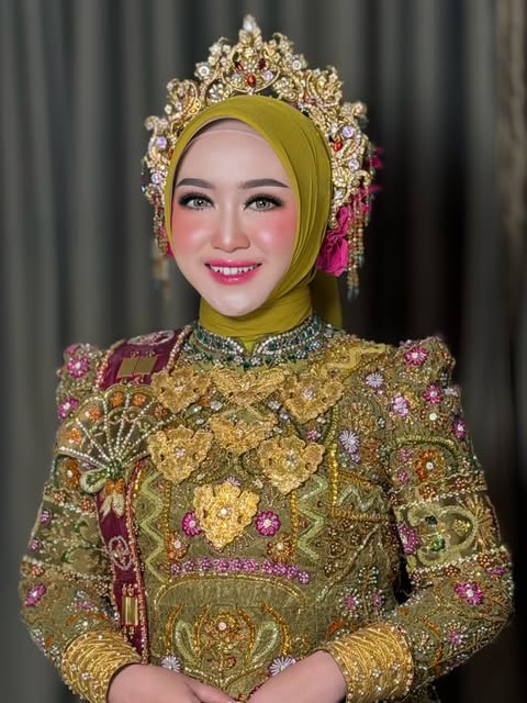 Pengantin berhijab hijau zaitun dengan mahkota
